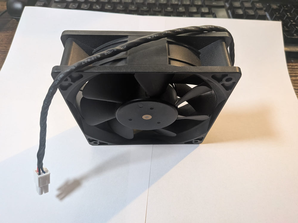 Ventilador de 140x140x38 mm para Antminer S21 Pro S21 XP S21+ – vista lateral que muestra el grosor de 38 mm