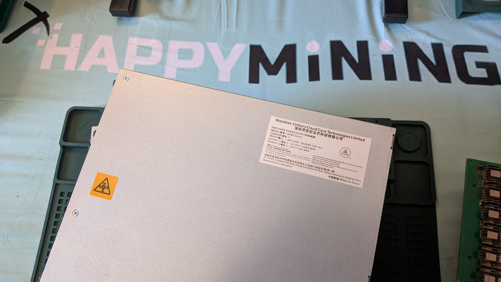 Image réel avec étiquette technique alimentation Bitmain APW12 1215F 4000W 220-277V – tension sortie 12-15V compatible S19 Pro et S19 XP