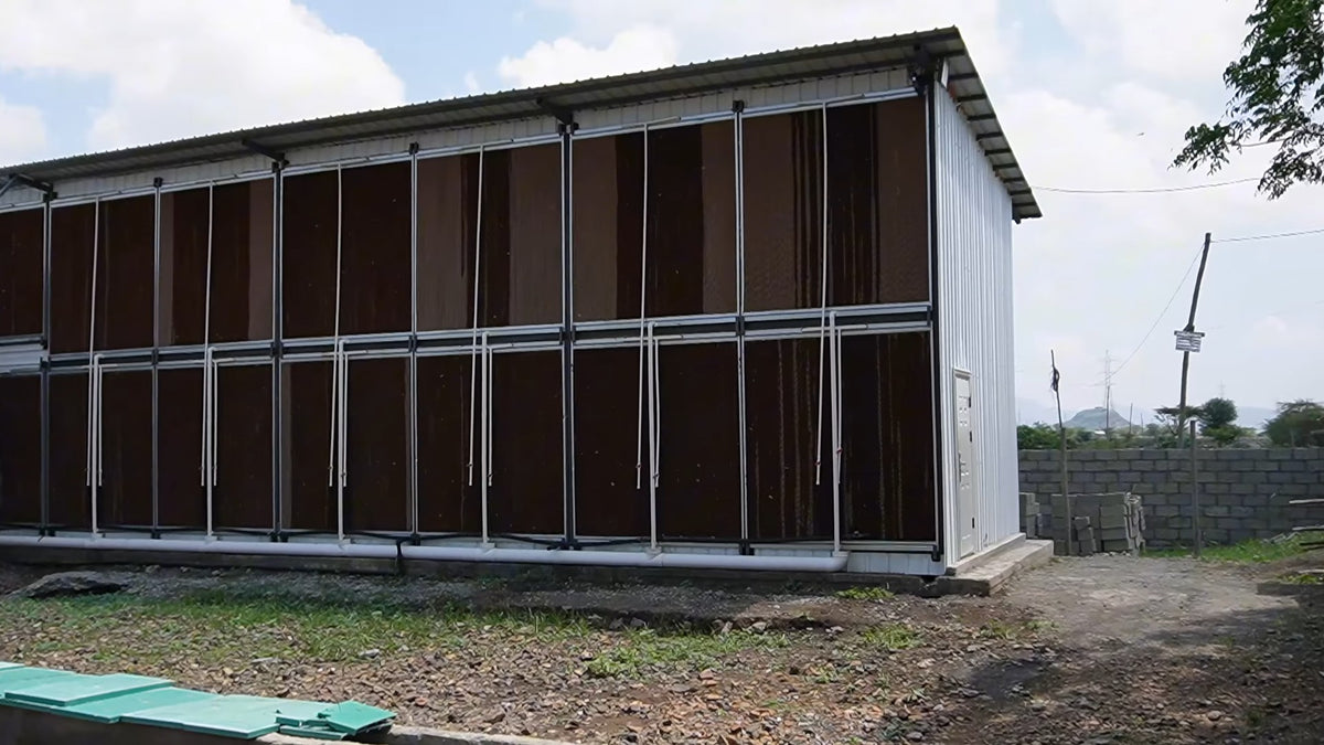 Façade d'un bâtiment de minage équipée de water curtains pour refroidir l'air